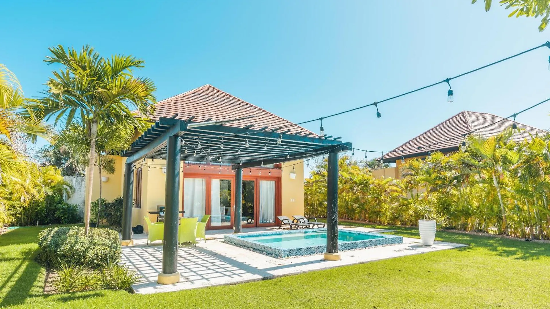 Lux Villa 1Bed Cap Cana ile iletişim